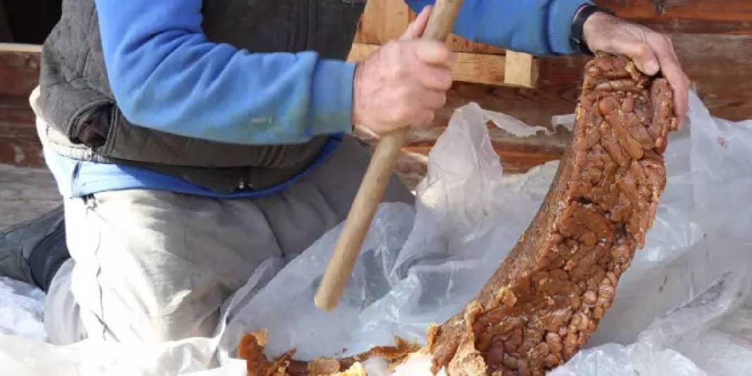 Yazın zahmetle yapılsa da kışın afiyetle yeniyor: Tek bir mahalleden başka yerde bulunmuyor 4